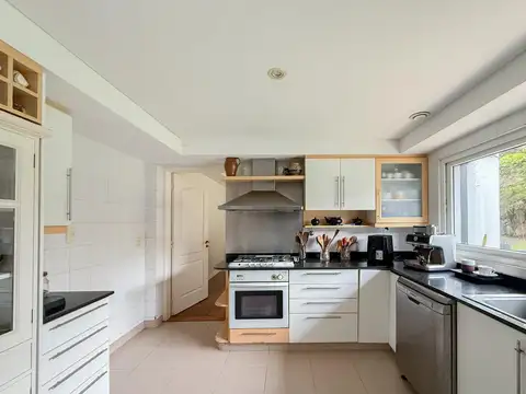 Casa en Venta Con 5 Dormitorios y Jardín - La Lucila, Vicente López