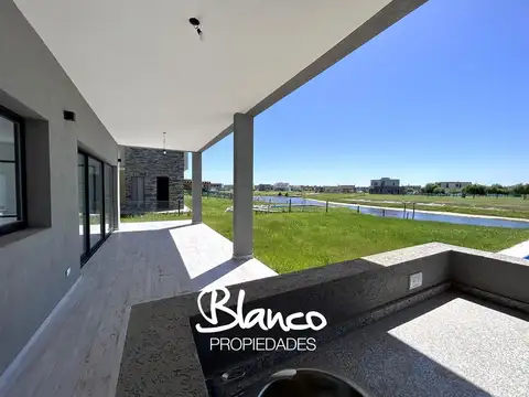 Casa 5 ambientes con 4 baños