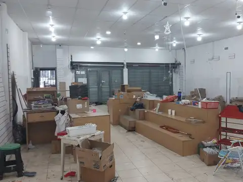 Amplio local 8x35 mts con patio