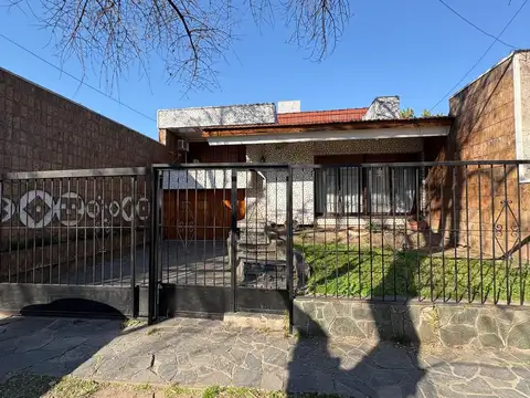 Casa en venta de 3 dormitorios y amplio jardín en Rosario - barrio Azcuénaga