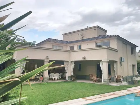HAUSER VENDE AMPLIA Y LUMINOSA CASA ENTRE JARDINES. 1000 m²