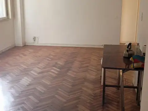 TRES AMBIENTES CON DEPENDENCIA AL FRENTE CON BALCÓN.