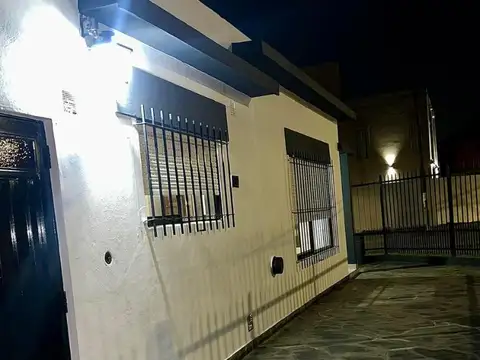 Casa en Alquiler con 1 cochera