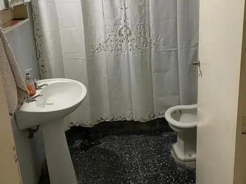 AMPLIA CASA 3 AMB. CON GARAGE PASANTE, OPORTUNIDAD 