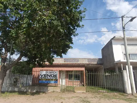 AMPLIA CASA 3 AMB. CON GARAGE PASANTE, OPORTUNIDAD 