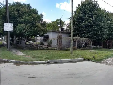 Amplio propiedad en esquina de mas de 700 m2 con casa y deposito  en venta en Laferrere