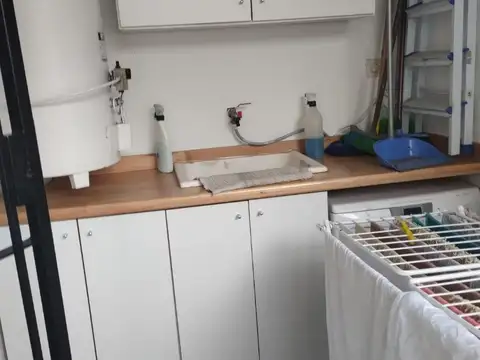 CASA TRES AMBIENTES CON GARAGE PASANTE A METROS Av. ZAPIOLA. EXCELENTE ESTADO.