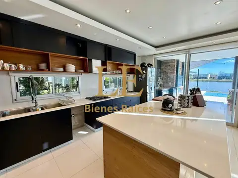 Casa 5 ambientes con 4 baños
