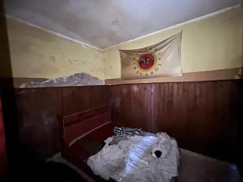 Barcelona 4700, amplia casa a refaccionar de 4 dormitorios