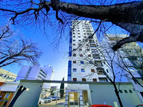 Dto. en alquiler de dos dorm., con cochera. La Plata