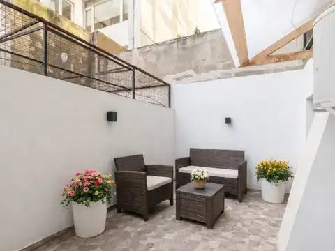 VENTA - MONOAMBIENTE CON PATIO - RECICLADO  A NUEVO  - BAJAS EXPENSAS