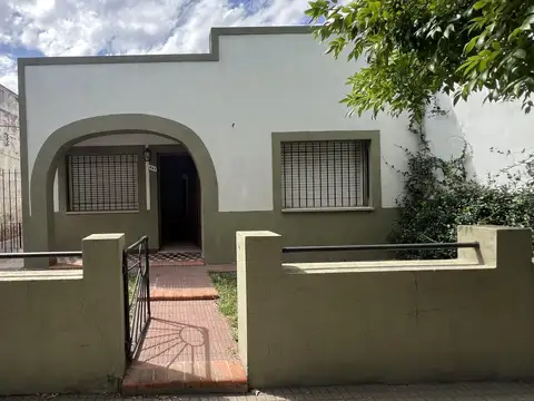 Casa Céntrica con terreno de 400m2 a la venta en Cañuelas. Apta Crédito