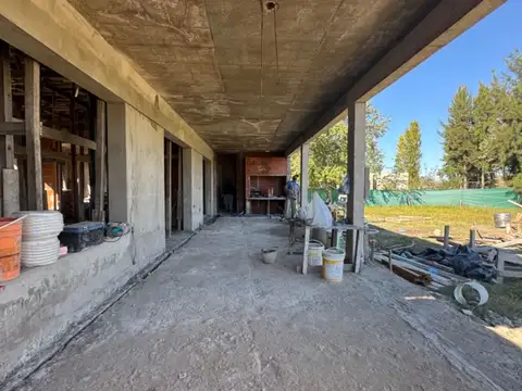 Casa en Venta con 3 cocheras