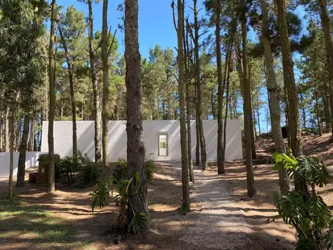 Venta de casa minimalista en Barrio Bosques