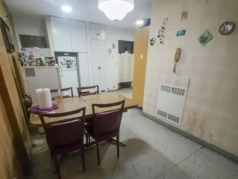 Departamento de 4 ambientes al frente con dep y cochera.