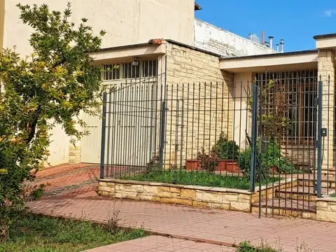 Casa en venta en Godoy Cruz con tres habitaciones y cochera pasante