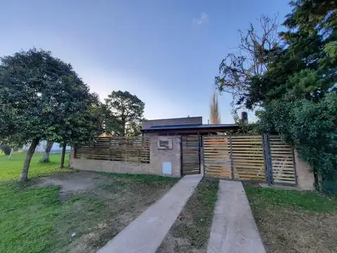 Casa en Venta EN PUEBLO ESTHER de 2 dormitorios, cochera, jardín, 2 baños 