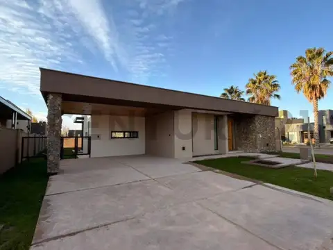 CASA PETRA EN VENTA - BARRIO ESTANCIA BULNES