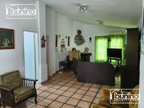 Casa 6 ambientes con 2 baños