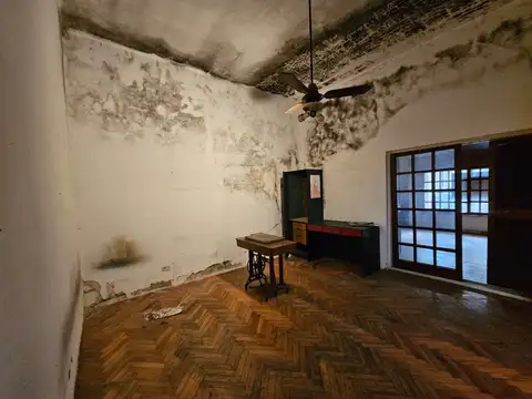 VENTA CASA 5 AMBIENTES A REFACCIONAR. OPORTUNIDAD