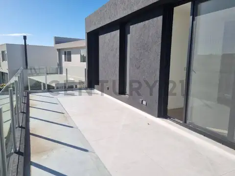 Casa 5 ambientes con 4 baños