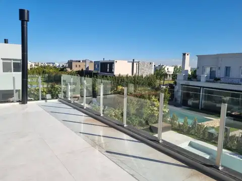 Venta Casa 5 ambientes y piscina. B. Castaños - Nordelta