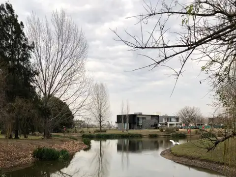 LOTE EN TERRAVISTA CON FONDO A LAGUNA SÚPER BIEN UBICADO