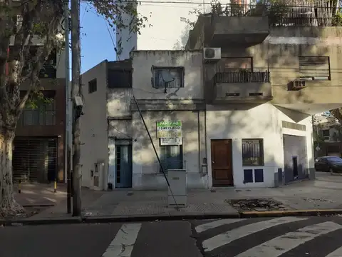 Casa en lote propio en 2 plantas de 156 mts2. cubiertos. A refaccionar.