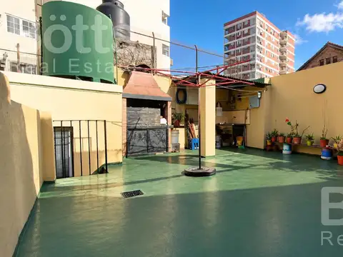 PH con patio, parrilla, terraza y quincho todo propio, SIN EXPENSAS! Frente al Parque Centenario