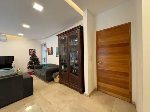 Casa en Venta con 4 cocheras