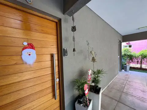 Casa 8 ambientes con 3 baños