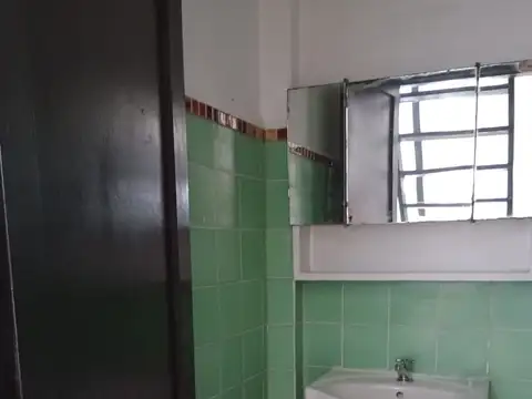 Importante casa en venta con local y cocheras en Villa Ballester