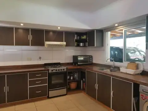 Casa 6 ambientes con 3 baños
