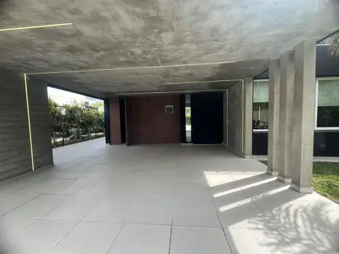 Casa 7 ambientes con 5 baños