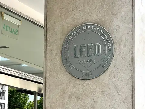 Oficina en Alquiler con 12 cocheras