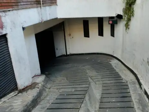 EXCELENTE COCHERA CUBIERTA EN CENTRO DE SAN FERNANDO