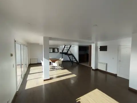 ALQUILO DEPARTAMENTO TIPO DUPLEX SIN MUEBLES CON TRES DORMITORIOS Y DOS COCHERAS.