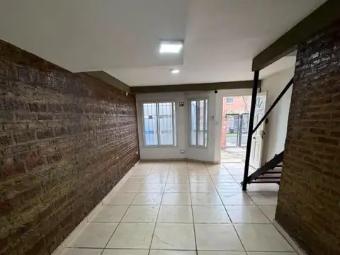 Depto Tipo Casa en Alquiler de 3 ambientes