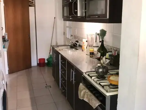 Casa 8 ambientes con 2 baños