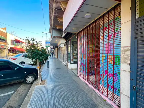 Martínez: Único Local Sobre Calle Alvear. La Mejor Cuadra del Centro de Martínez. Excelente Estado. Gran Vidriera