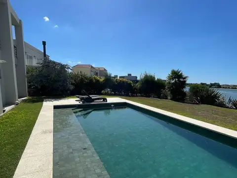 Casa 4 ambientes con 3 baños