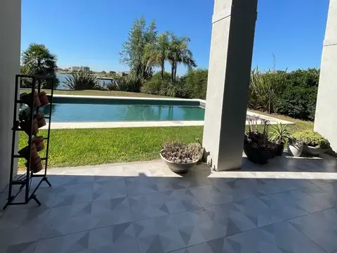 Casa en Venta con 4 cocheras