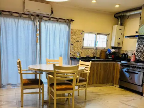 CASA EN LOTE PROPIO CON FONDO LIBRE Y PISCINA.