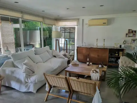 Casa 6 ambientes con 5 baños