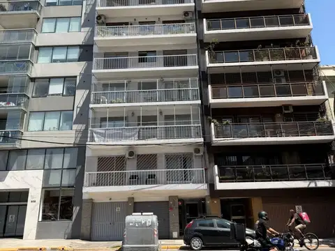 AV. ANGEL GALLARDO  al 600 Piso 4° Al frente con balcón