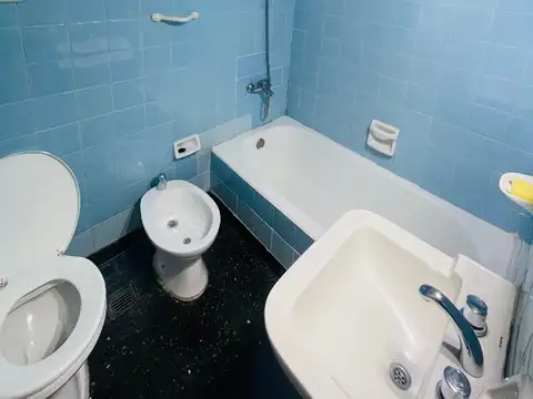 DEPARTAMENTO 2 AMBIENTES CON COCINA SEPARADA. BAJISIMAS EXPENSAS 