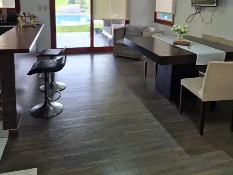 Casa en Venta con 3 cocheras