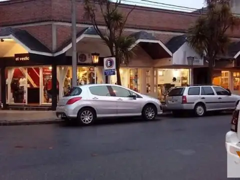 Locales en venta - 6 Locales 2 Baños - 250Mts2 - Necochea