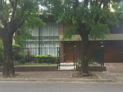 En Venta en Ciudad Jardin Gran Chalet Muy Bien Ubicado 4 Ambientes Amplio Terreno Zona Geranios F: 5736