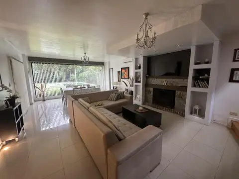 Casa en Alquiler con 2 cocheras